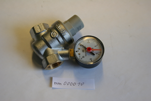 Regulator to reduce water pressure